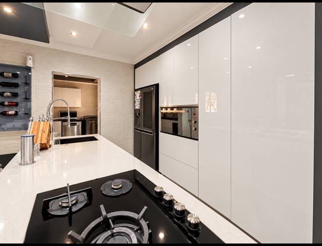 3 BEDROOM TOWNHOUSE FOR SALE IN VANDERBIJLPARK SW 5
